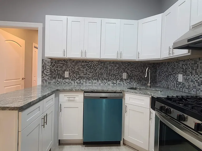 100 Griffith St #3L — Photo 6