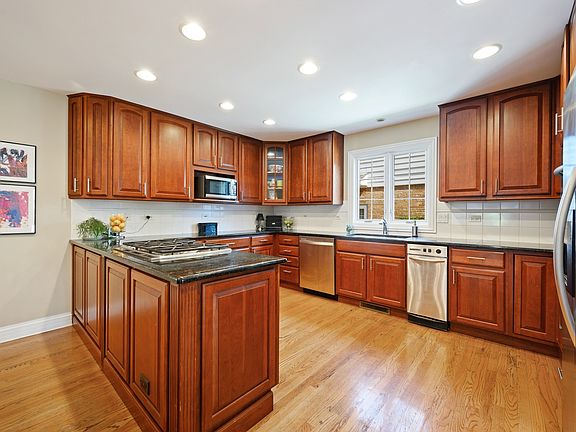 4th image of 920 Meadowlark Ln