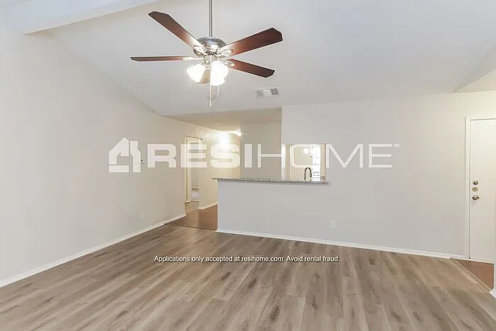 913 Pepperidge Ct — Photo 7