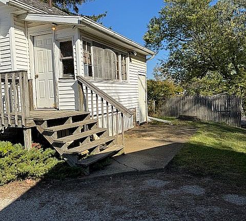 4th image of 2208 East Pike