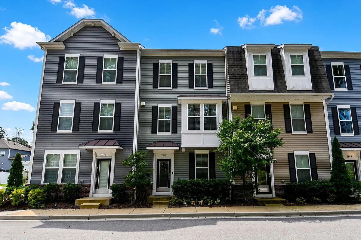 4 bed, 4.5 bath, 2636 sqft, $3,400 — Photo 1