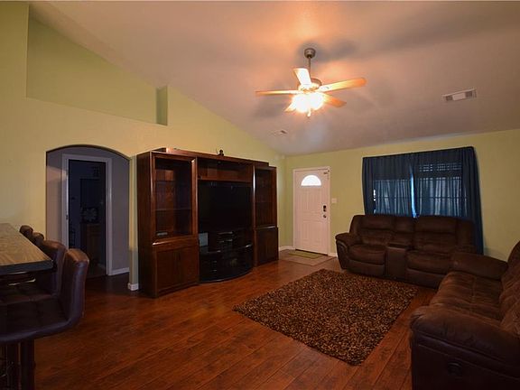 3rd image of 1706 Twin Oaks Dr