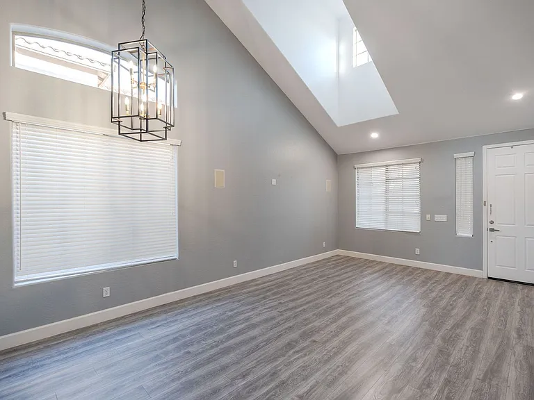 1546 E Nightingale Ln — Photo 7