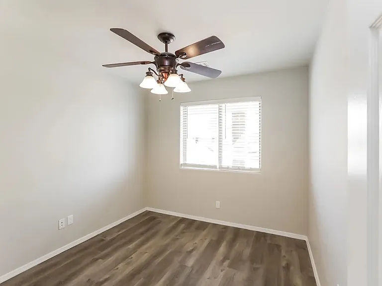 407 E Fremont Dr — Photo 9