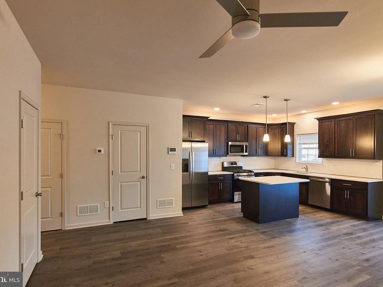 3 bed, 2.5 bath, 1962 sqft, $2,850 — Photo 2