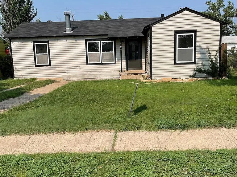 704 Deane Dr — Photo 7