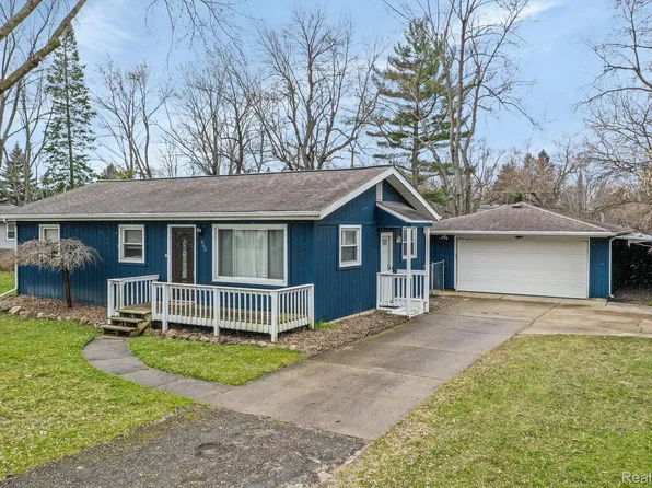 960 Gill St, Oxford, MI 48371
