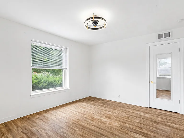 1076 Wilshire Ave — Photo 17