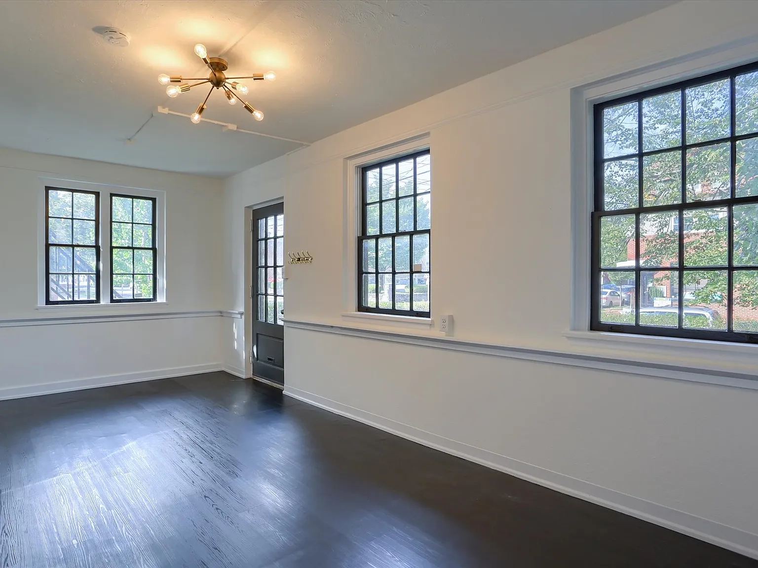 105 E Lemon Street — Photo 2