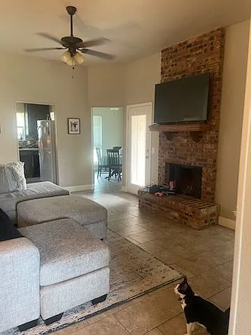 1405 Lilac Ln — Photo 3