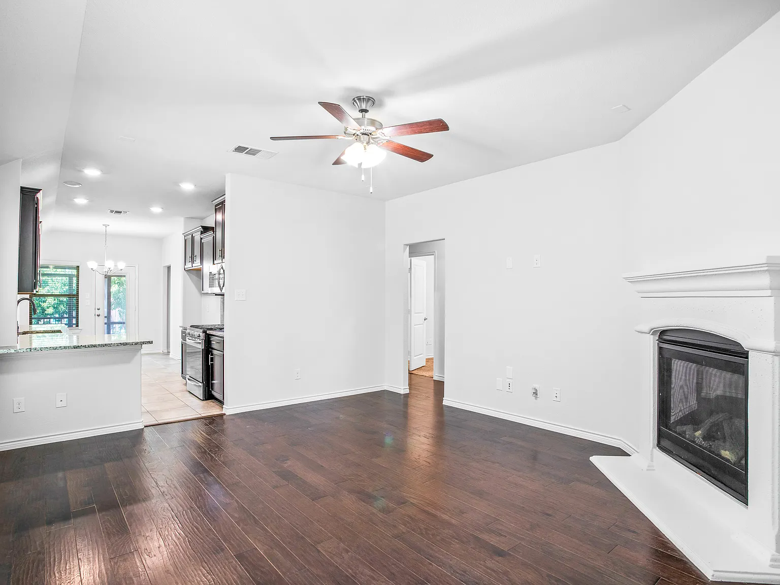 3 bed, 1418 sqft, $2,280 — Photo 2