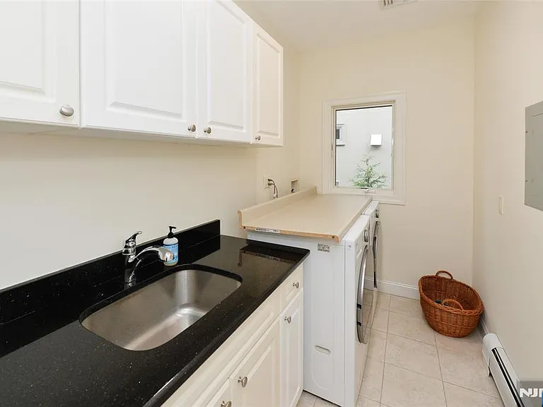 1056 Edgewood Ln — Photo 16