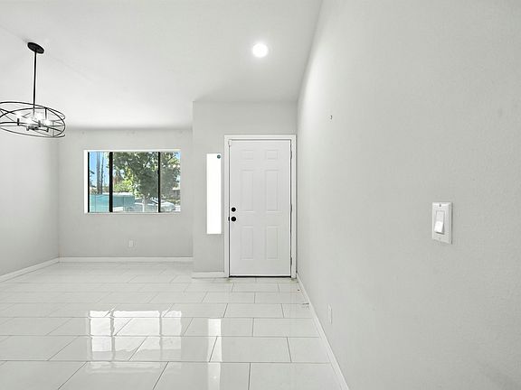 5th image of 639 E 5th St
