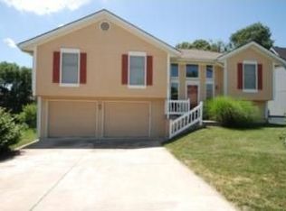 7215 NE 70th St, Kansas City, MO 64119