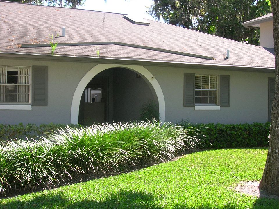 Front Entrance~One Story Unit!!