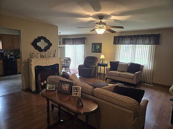 Open floor living area 20x15