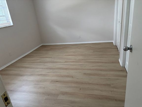 4th image of 725 SE 23rd St APT 2