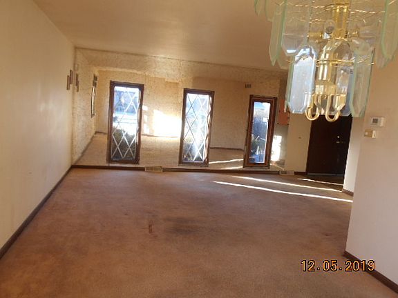 3rd image of 946 E 192nd Pl