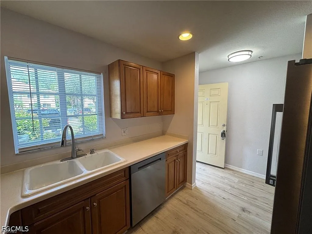 2 bed, 2.5 bath, 1415 sqft, $1,750 — Photo 3