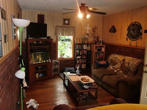 4th image of 412 N Van Buren Ave