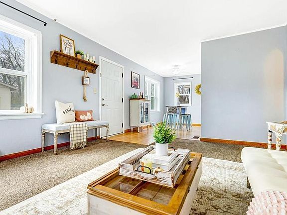 5th image of 415A 6th Ave NE