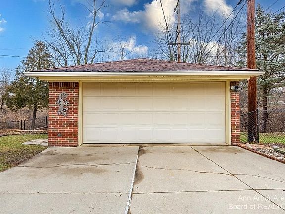 3rd image of 1418 Collegewood Dr