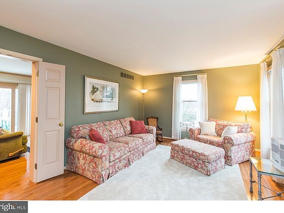 3rd image of 113 Heather Hill Dr