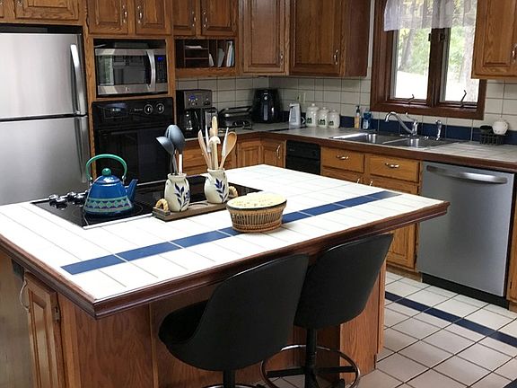 4th image of 98 Persimmon Pl