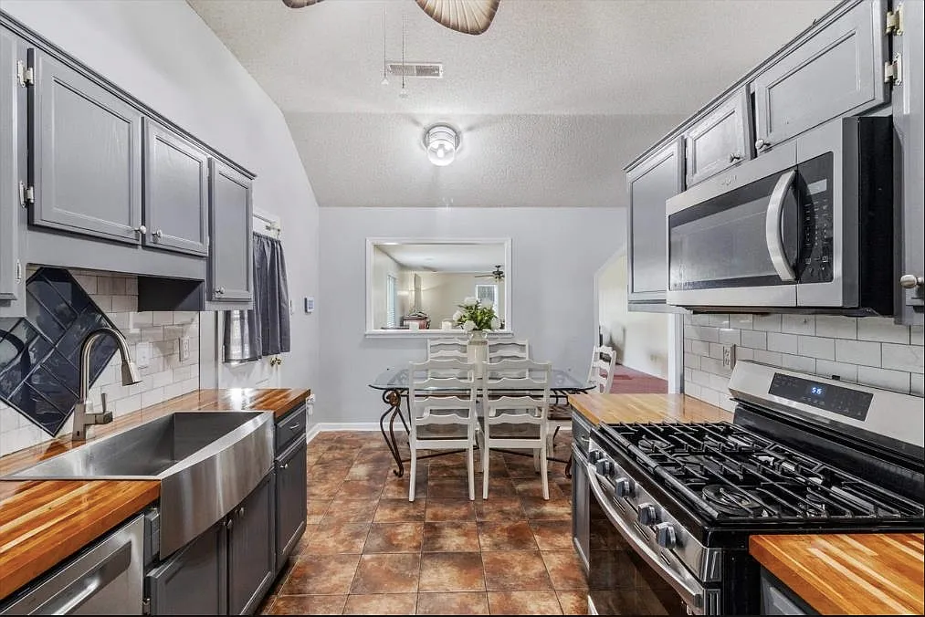 3 bed, 2.0 bath, $1,384 — Photo 4