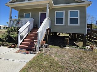 501 S 13th St, Seadrift, TX 77983