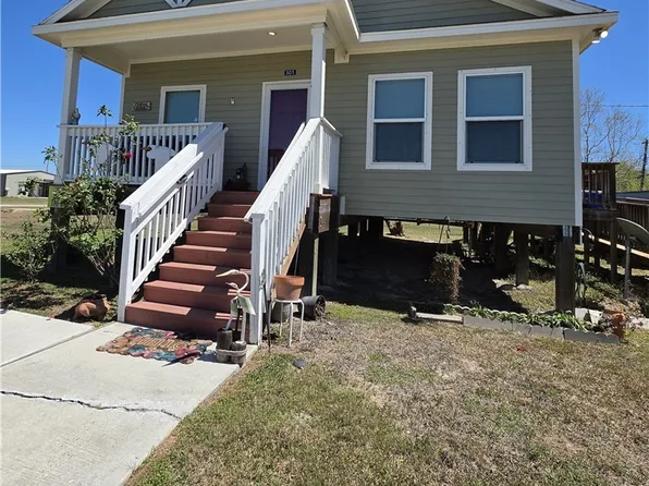 501 S 13th St, Seadrift, TX 77983
