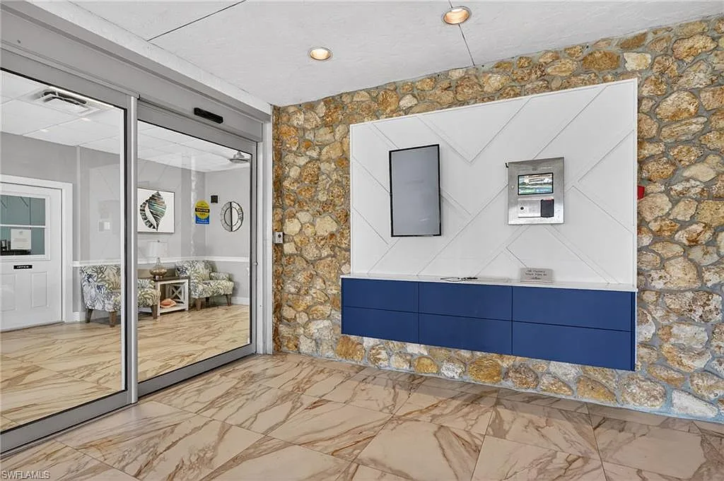 2 bed, 2.0 bath, 1076 sqft, $8,500 — Photo 4