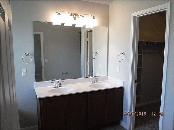 Dual sinks, Walk-in closet