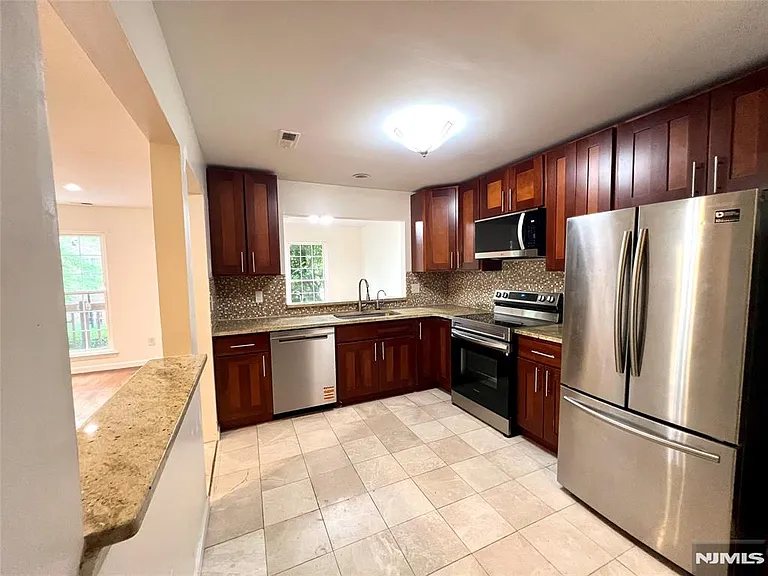 555 Ridge Ln — Photo 9