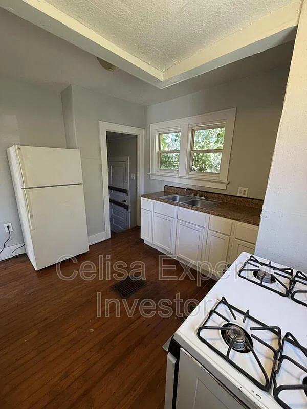 2 bed, 1.0 bath, 808 sqft, $1,000 — Photo 2