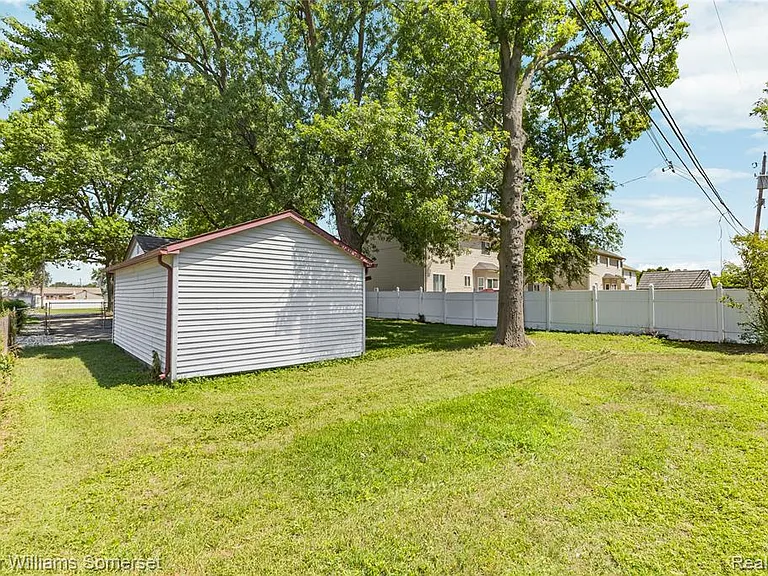 99 Tacoma Dr — Photo 32