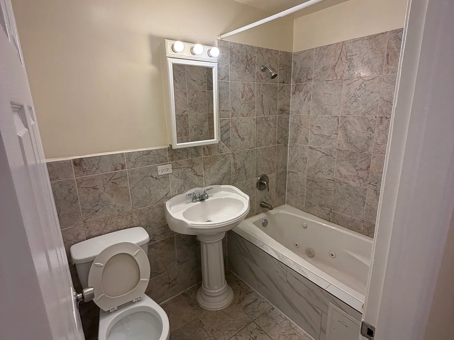 2 bed, 1000 sqft, $1,580 — Photo 4
