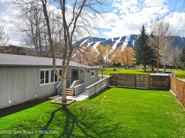 245 W Gill Ave, Jackson, WY 83001