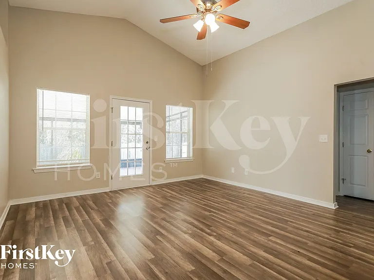 2047 Eclipse Dr — Photo 4