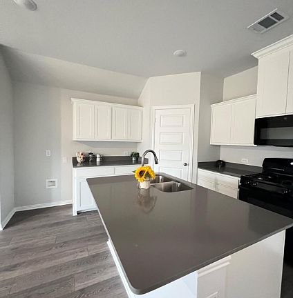 5th image of 553 Meadow Run Dr