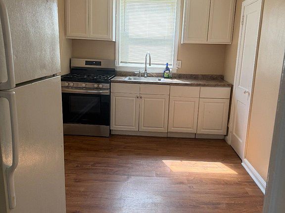 5th image of 387 Boyd St #B