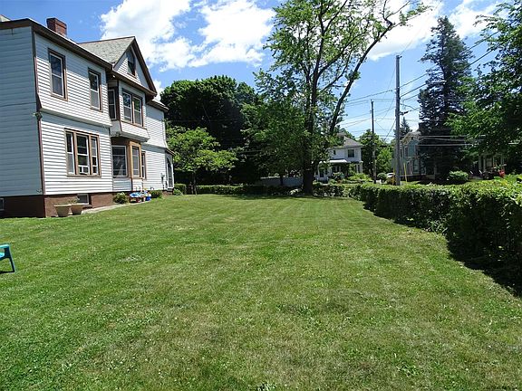 5th image of 136 Oakwood Ave