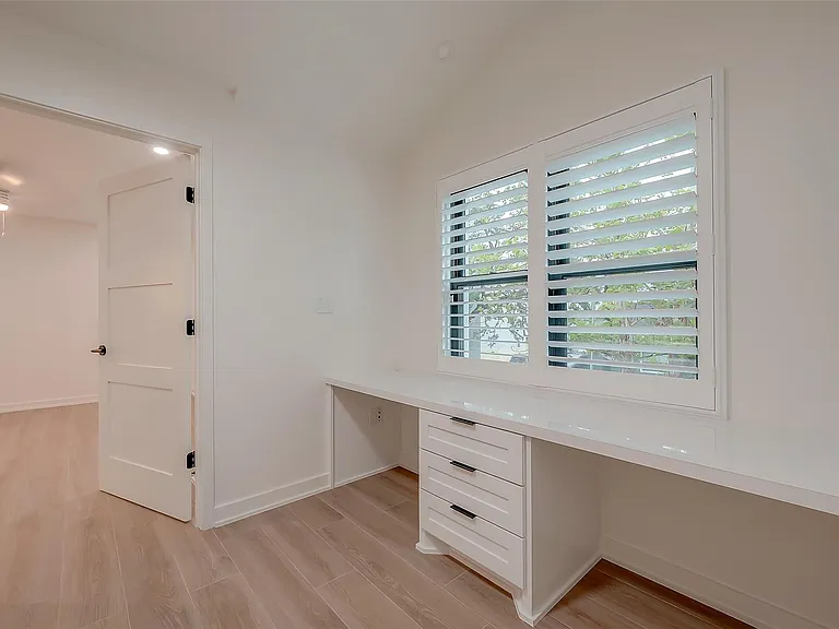 2702 Delano St — Photo 25