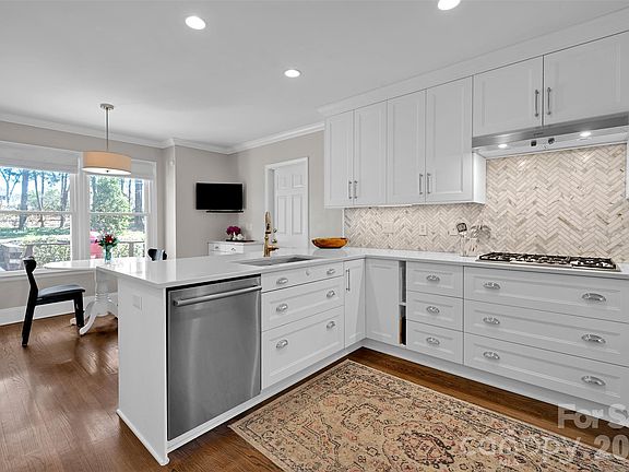 4th image of 421 Sardis Ln