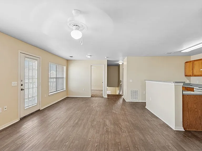 Ironwood Crossing Apartments & Townhomes — Photo 3