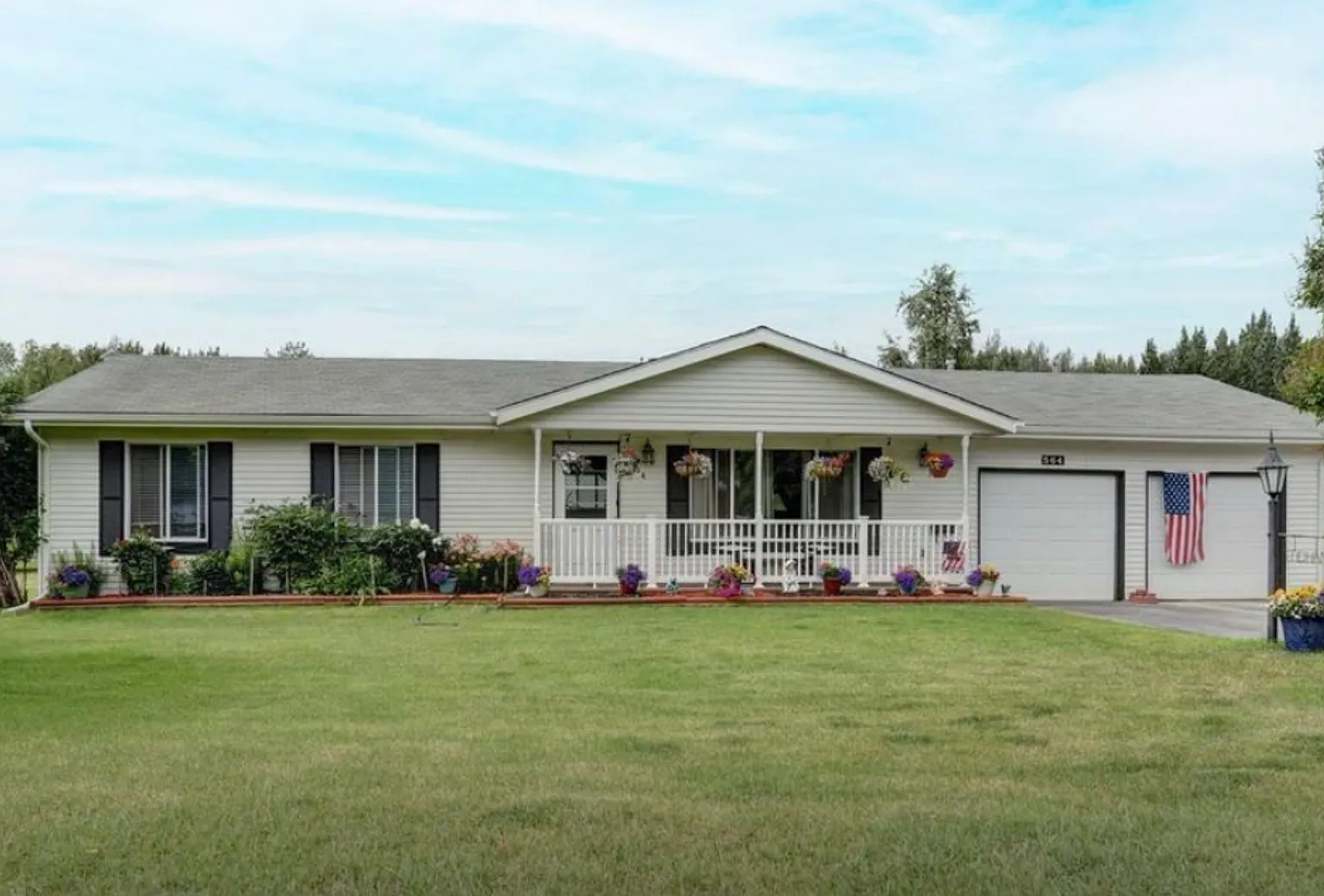 Well cared for 3 bedroom/ 2 bathroom Ranch Style home in Palmer with fenced in back yard and 2 ca... — Photo 1