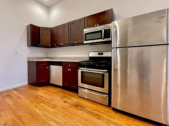 5th image of 213 Irving Ave APT 1L