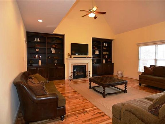 Gas Fireplace & Built-Ins!