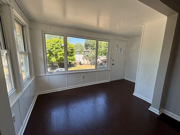 5th image of 409 Pioneer St