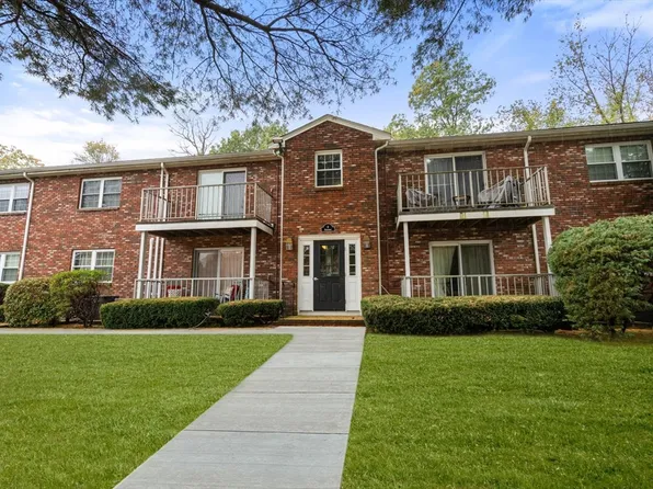 8 Kingswood Dr APT D5, Abington, MA 02351